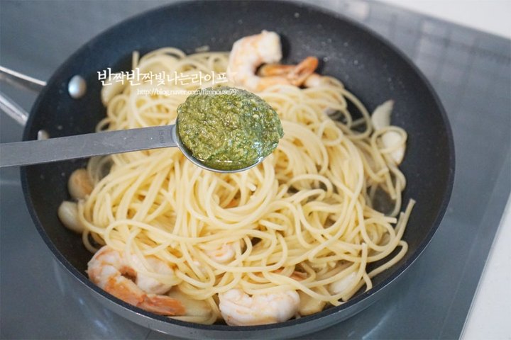 향긋한 감칠맛의 바질페스토 파스타 레시피 1인분 40분 완성 평점 4.9점(66) 레시피 이미지 - 7