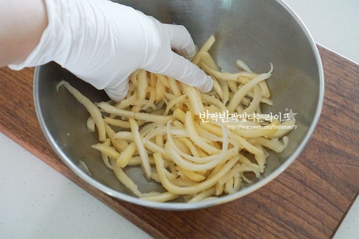 향긋함과 고소한 맛이 있는 도라지나물볶음 레시피 2인분 25분 완성 평점 4.8점(57) 레시피 이미지 - 3