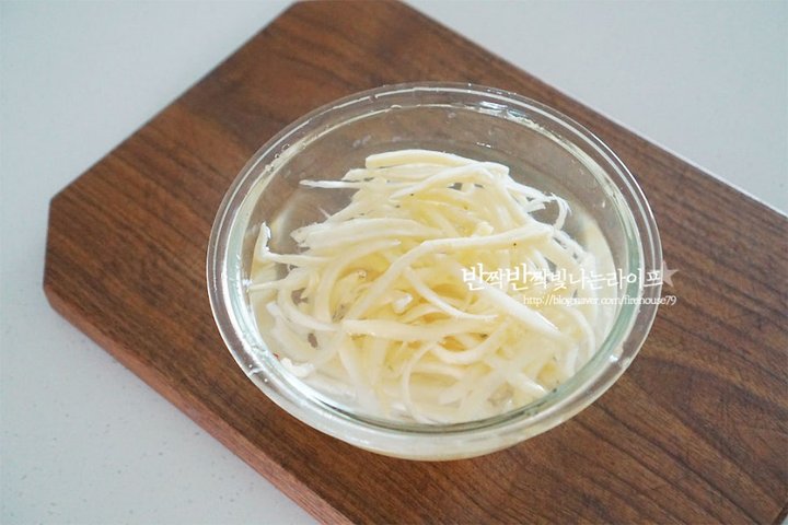 향긋함과 고소한 맛이 있는 도라지나물볶음 레시피 2인분 25분 완성 평점 4.8점(57) 레시피 이미지 - 4