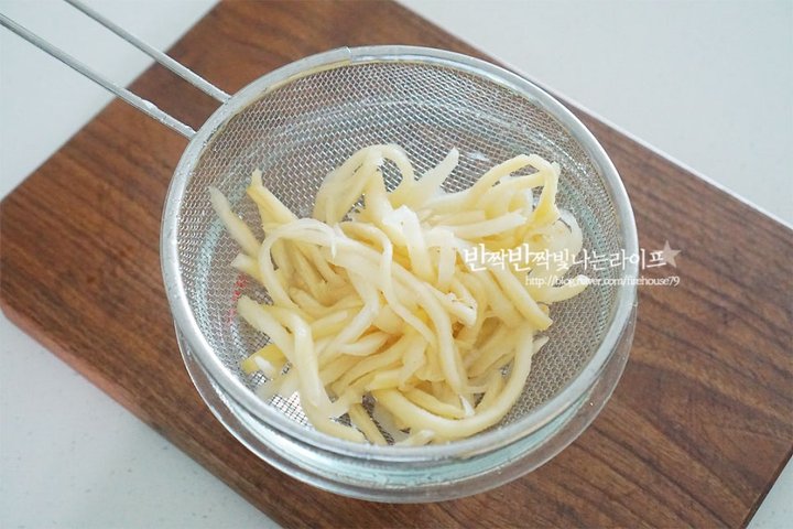 향긋함과 고소한 맛이 있는 도라지나물볶음 레시피 2인분 25분 완성 평점 4.8점(57) 레시피 이미지 - 5