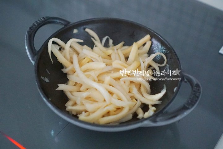 향긋함과 고소한 맛이 있는 도라지나물볶음 레시피 2인분 25분 완성 평점 4.8점(57) 레시피 이미지 - 6