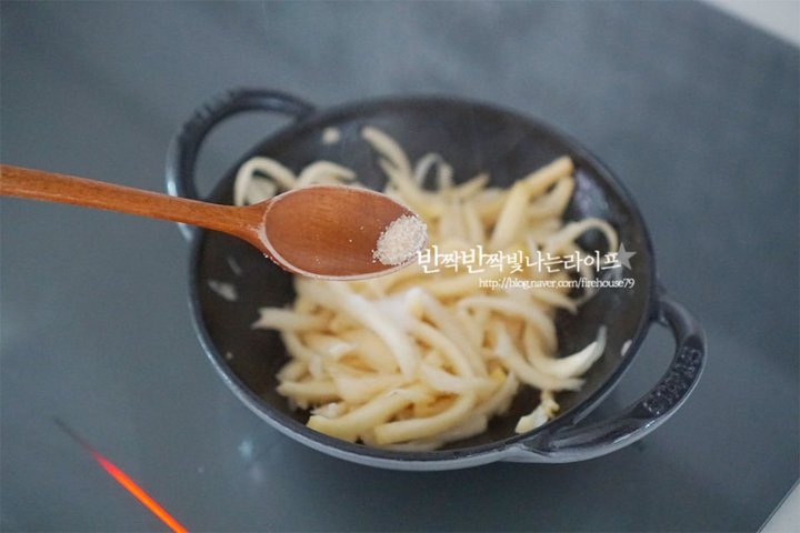 향긋함과 고소한 맛이 있는 도라지나물볶음 레시피 2인분 25분 완성 평점 4.8점(57) 레시피 이미지 - 7