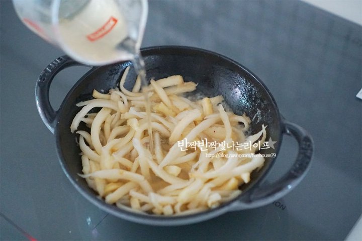 향긋함과 고소한 맛이 있는 도라지나물볶음 레시피 2인분 25분 완성 평점 4.8점(57) 레시피 이미지 - 8