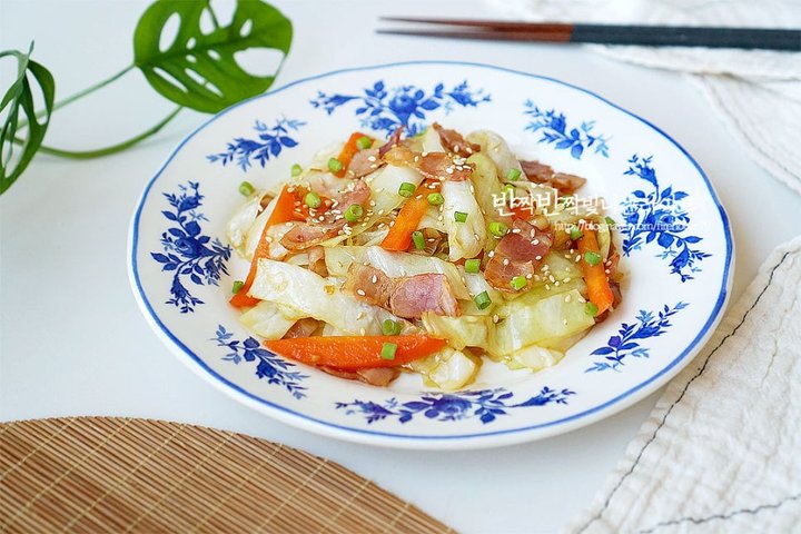 고소한 베이컨 양배추볶음 레시피 2인분 20분 완성 평점 4.7점(48) 레시피 이미지 - 1