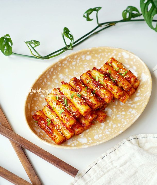 매콤달콤 백종원 기름떡볶이 레시피 3인분 30분 완성 평점 4.8점(23) 레시피 이미지 - 1