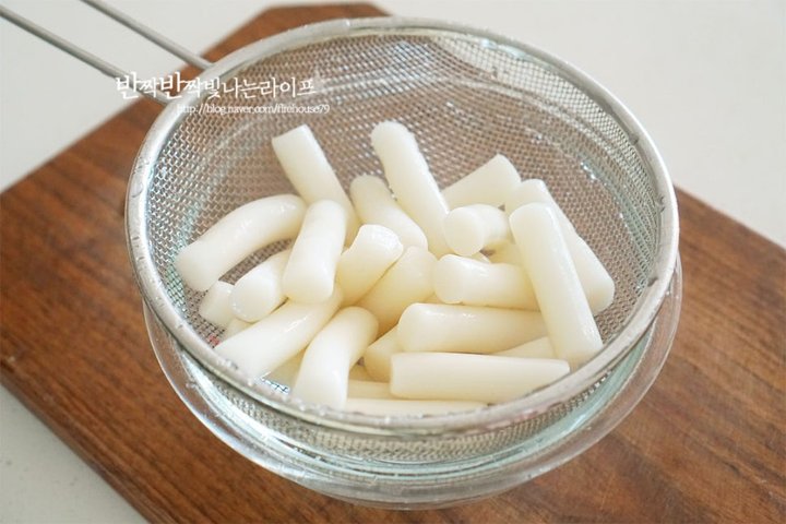 매콤달콤 백종원 기름떡볶이 레시피 3인분 30분 완성 평점 4.8점(23) 레시피 이미지 - 2