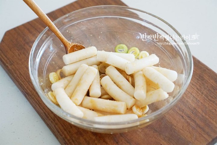 매콤달콤 백종원 기름떡볶이 레시피 3인분 30분 완성 평점 4.8점(23) 레시피 이미지 - 3