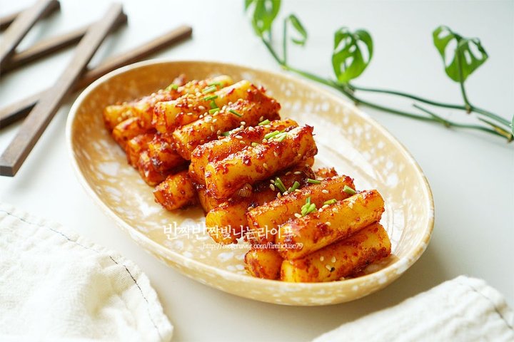 매콤달콤 백종원 기름떡볶이 레시피 3인분 30분 완성 평점 4.8점(23) 레시피 이미지 - 6