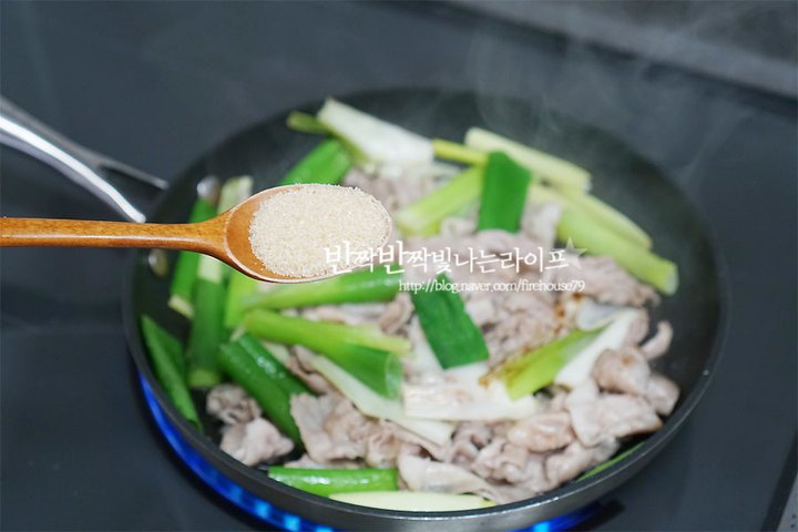 백종원의 밥도둑 대패삼겹살덮밥 레시피 2인분 20분 완성 평점 4.7점(55) 레시피 이미지 - 6