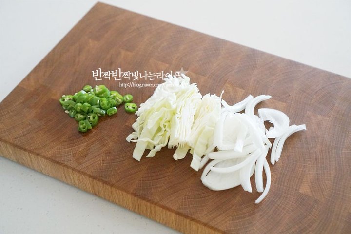 쫀득하고 매콤새콤한 백종원 골뱅이무침 레시피 2인분 25분 완성 평점 4.7점(12) 레시피 이미지 - 7