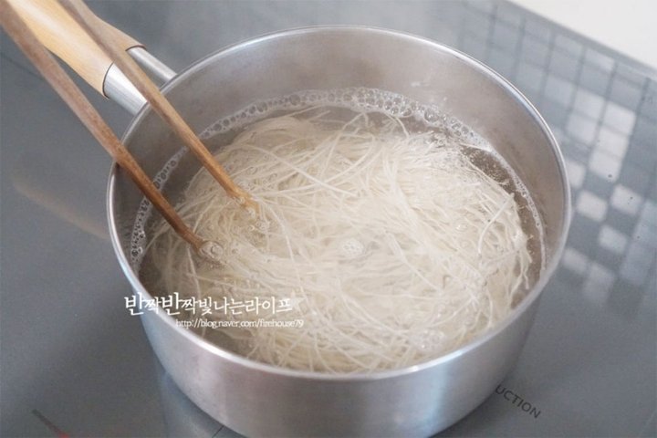 쫀득하고 매콤새콤한 백종원 골뱅이무침 레시피 2인분 25분 완성 평점 4.7점(12) 레시피 이미지 - 10