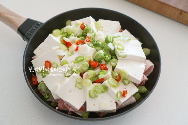 백종원의 담백하고 칼칼한 대패삼겹살두부조림 레시피 3인분 30분 완성 평점 4.7점(47) 레시피 이미지 - 5