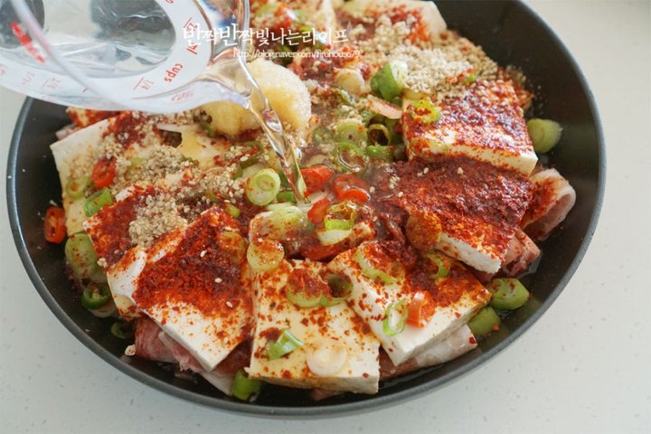 백종원의 담백하고 칼칼한 대패삼겹살두부조림 레시피 3인분 30분 완성 평점 4.7점(47) 레시피 이미지 - 7