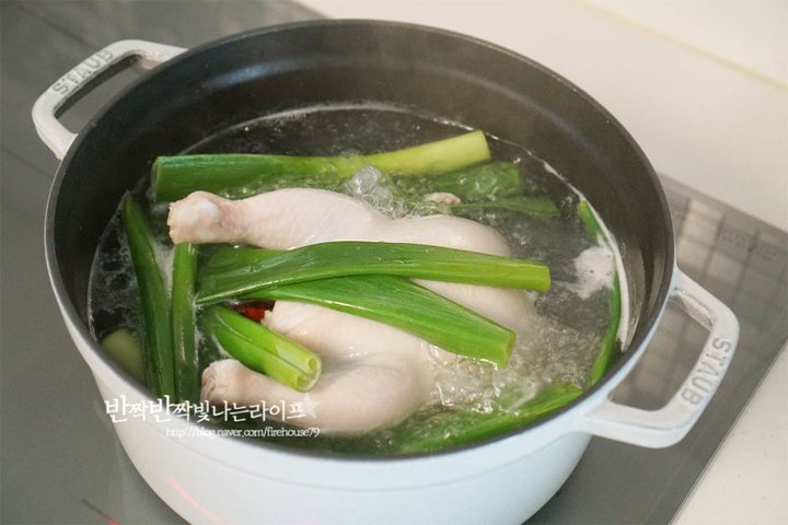 백종원의 진하고 구수한 들깨삼계탕 레시피 3인분 55분 완성 평점 4.8점(22) 레시피 이미지 - 8