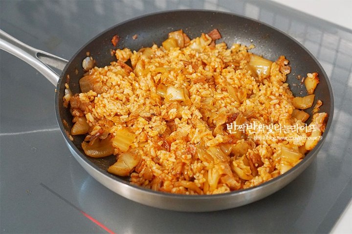 백종원의 감칠맛 있는 김치볶음밥 레시피 2인분 25분 완성 평점 5.0점(47) 레시피 이미지 - 9