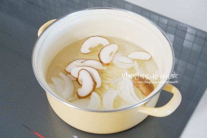 백종원의 구수한 들깨칼국수 레시피 2인분 25분 완성 평점 4.9점(81) 레시피 이미지 - 4