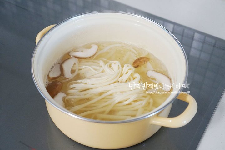 백종원의 구수한 들깨칼국수 레시피 2인분 25분 완성 평점 4.9점(81) 레시피 이미지 - 5