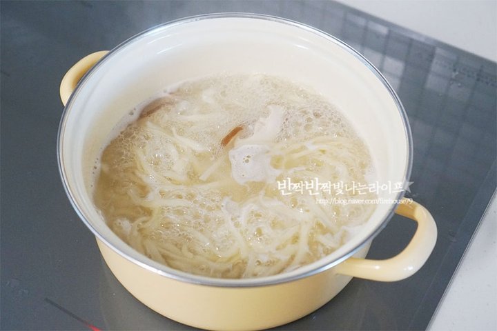 백종원의 구수한 들깨칼국수 레시피 2인분 25분 완성 평점 4.9점(81) 레시피 이미지 - 7