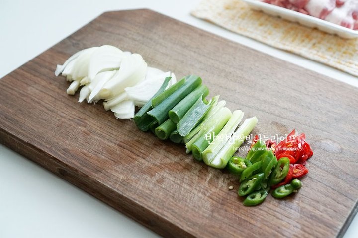 백종원의 야들야들 맛있게 매콤한 쭈꾸미삼겹살볶음 레시피 3인분 35분 완성 평점 4.9점(20) 레시피 이미지 - 4