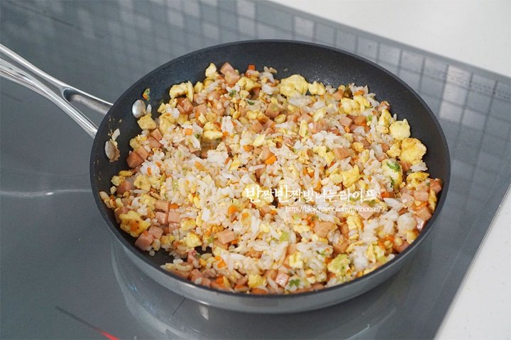 짭조름한 백종원 계란볶음밥 스팸계란볶음밥 레시피 1인분 20분 완성 평점 4.7점(35) 레시피 이미지 - 8