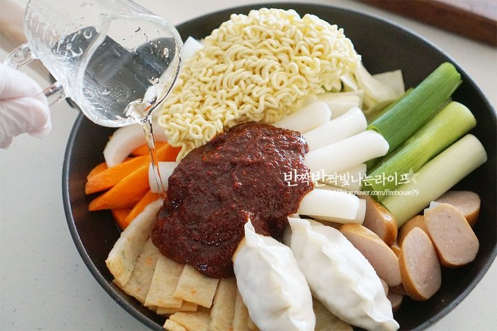 매콤달콤 백종원 즉석떡볶이 황금 레시피 4인분 40분 완성 평점 4.9점(71) 레시피 이미지 - 10
