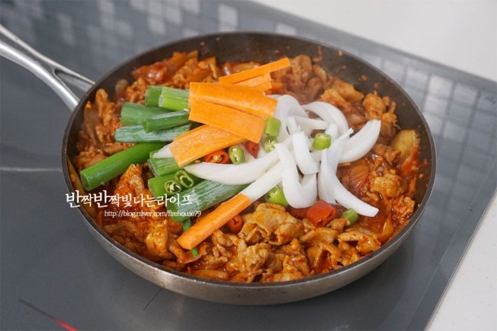 매콤달콤 백종원 김치두루치기 돼지고기 두루치기 레시피 2인분 20분 완성 평점 5.0점(82) 레시피 이미지 - 11