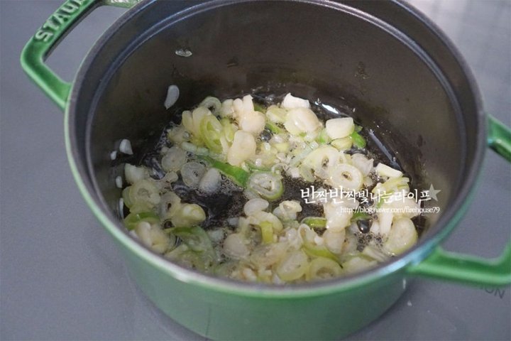 칼칼한 백종원 돼지고기 순두부찌개 레시피 2인분 40분 완성 평점 5.0점(31) 레시피 이미지 - 5