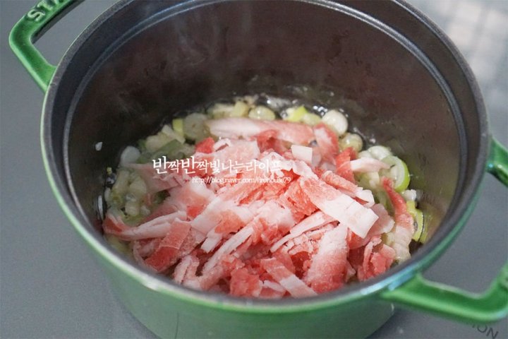 칼칼한 백종원 돼지고기 순두부찌개 레시피 2인분 40분 완성 평점 5.0점(31) 레시피 이미지 - 6