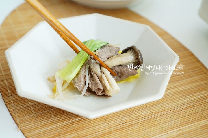 깔끔 담백한 소고기 샤브샤브 황금 레시피 4인분 50분 완성 평점 4.8점(44) 레시피 이미지 - 12