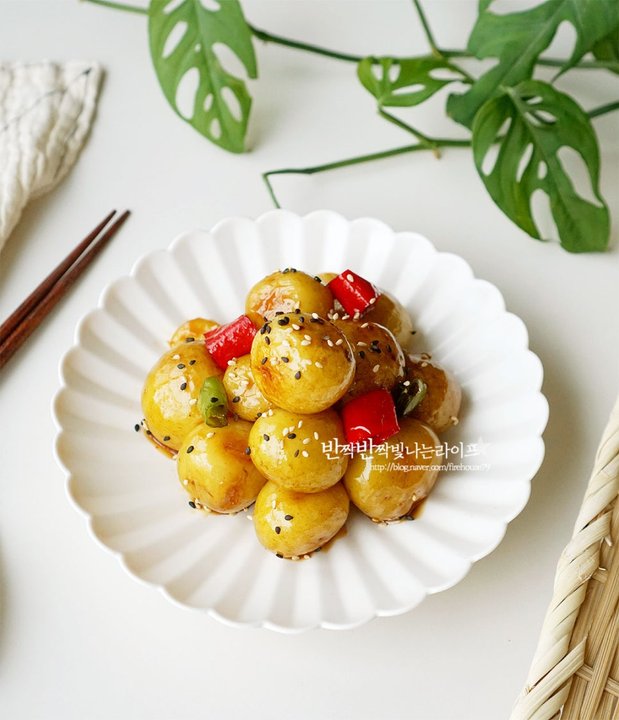 한입에 쏙 들어가는 알감자조림 레시피 2인분 35분 완성 평점 4.8점(90) 레시피 이미지 - 1