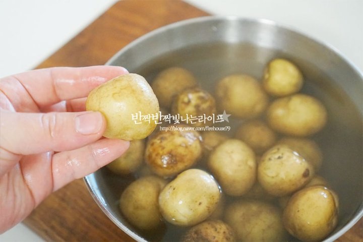 한입에 쏙 들어가는 알감자조림 레시피 2인분 35분 완성 평점 4.8점(90) 레시피 이미지 - 2