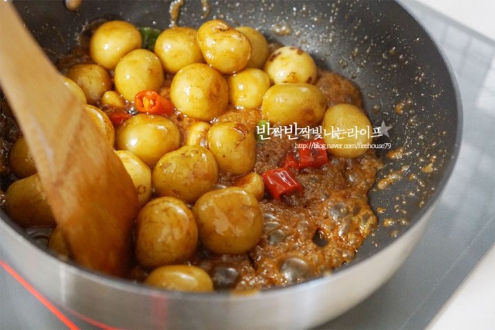 한입에 쏙 들어가는 알감자조림 레시피 2인분 35분 완성 평점 4.8점(90) 레시피 이미지 - 11