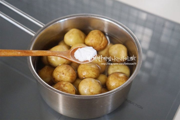 한입에 쏙 들어가는 알감자조림 레시피 2인분 35분 완성 평점 4.8점(90) 레시피 이미지 - 3