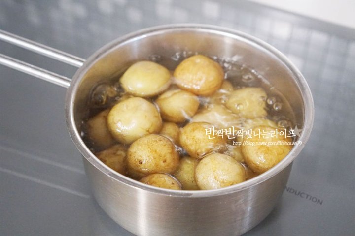 한입에 쏙 들어가는 알감자조림 레시피 2인분 35분 완성 평점 4.8점(90) 레시피 이미지 - 4