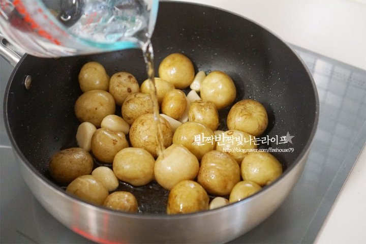 한입에 쏙 들어가는 알감자조림 레시피 2인분 35분 완성 평점 4.8점(90) 레시피 이미지 - 7