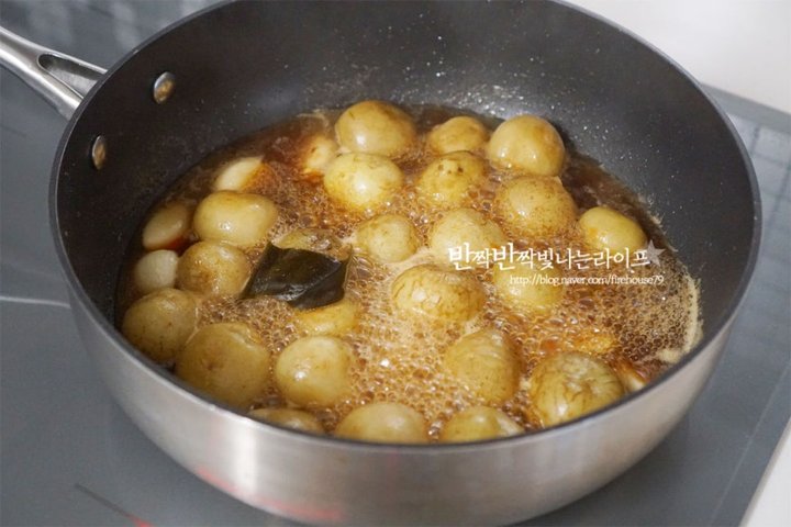 한입에 쏙 들어가는 알감자조림 레시피 2인분 35분 완성 평점 4.8점(90) 레시피 이미지 - 9
