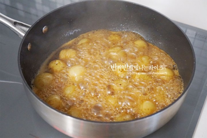 한입에 쏙 들어가는 알감자조림 레시피 2인분 35분 완성 평점 4.8점(90) 레시피 이미지 - 10