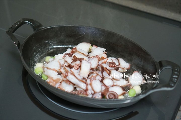 쫄깃하고 감칠맛 있는 문어버터구이 레시피 2인분 20분 완성 평점 5.0점(87) 레시피 이미지 - 5