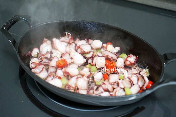 쫄깃하고 감칠맛 있는 문어버터구이 레시피 2인분 20분 완성 평점 5.0점(87) 레시피 이미지 - 6