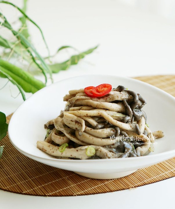 쫄깃쫄깃 구수한 느타리버섯무침 레시피 3인분 25분 완성 평점 5.0점(19) 레시피 이미지 - 1