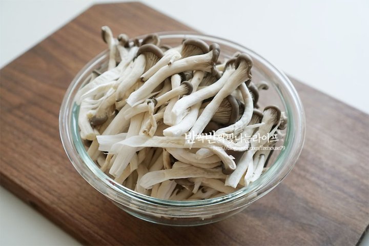 쫄깃쫄깃 구수한 느타리버섯무침 레시피 3인분 25분 완성 평점 5.0점(19) 레시피 이미지 - 3