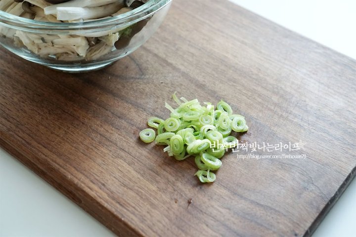 쫄깃쫄깃 구수한 느타리버섯무침 레시피 3인분 25분 완성 평점 5.0점(19) 레시피 이미지 - 4