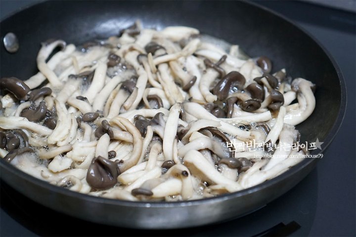 쫄깃쫄깃 구수한 느타리버섯무침 레시피 3인분 25분 완성 평점 5.0점(19) 레시피 이미지 - 6