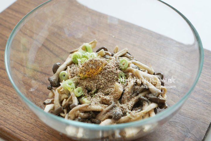 쫄깃쫄깃 구수한 느타리버섯무침 레시피 3인분 25분 완성 평점 5.0점(19) 레시피 이미지 - 7