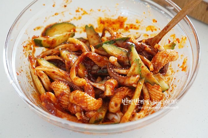 쫄깃하고 새콤달콤한 오징어무침 레시피 2인분 25분 완성 평점 4.8점(83) 레시피 이미지 - 10