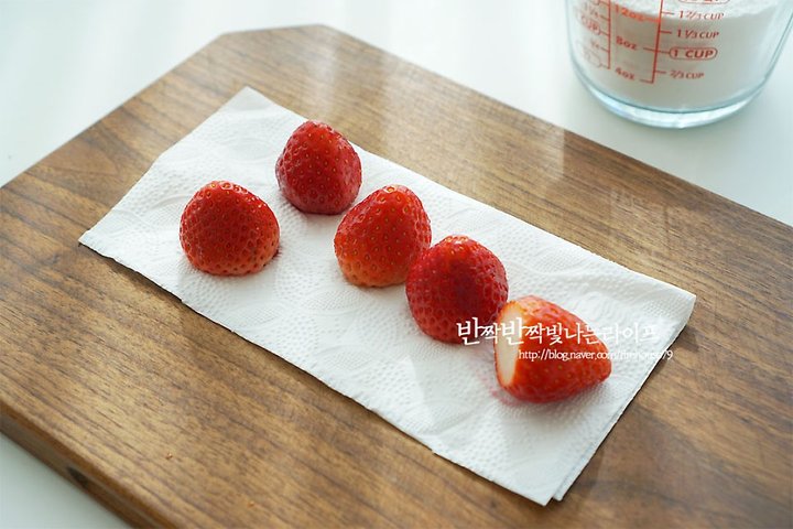 쫄깃하고 달콤한 딸기 모찌 레시피  5인분 40분 완성 평점 4.7점(69) 레시피 이미지 - 2