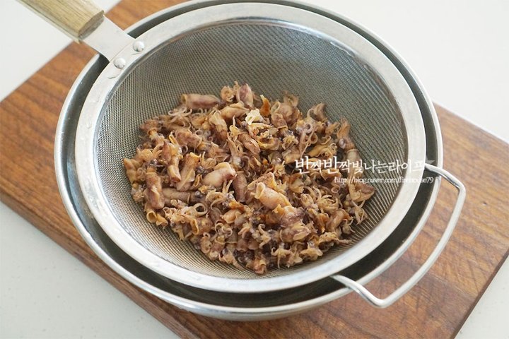 쫄깃한 식감이 일품인 꼴뚜기볶음 레시피 2인분 40분 완성 평점 4.7점(24) 레시피 이미지 - 5