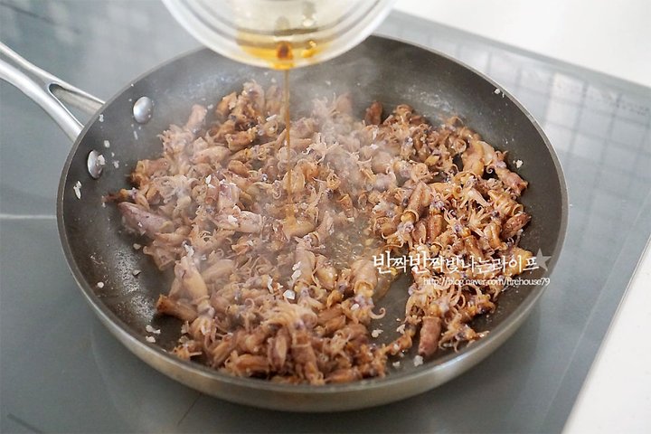 쫄깃한 식감이 일품인 꼴뚜기볶음 레시피 2인분 40분 완성 평점 4.7점(24) 레시피 이미지 - 8