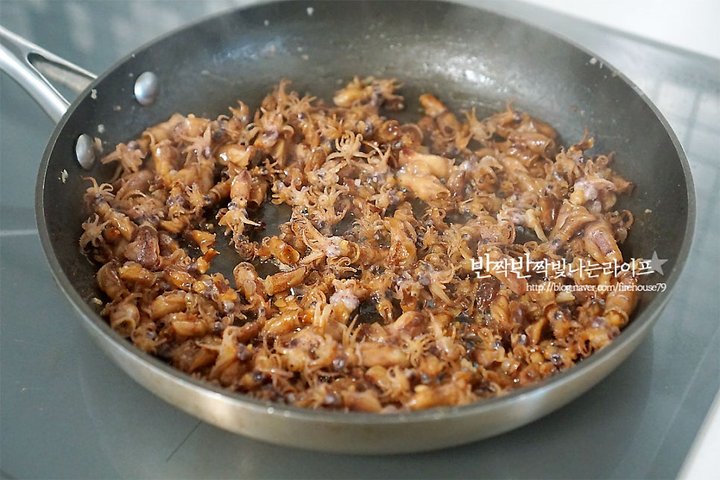 쫄깃한 식감이 일품인 꼴뚜기볶음 레시피 2인분 40분 완성 평점 4.7점(24) 레시피 이미지 - 9