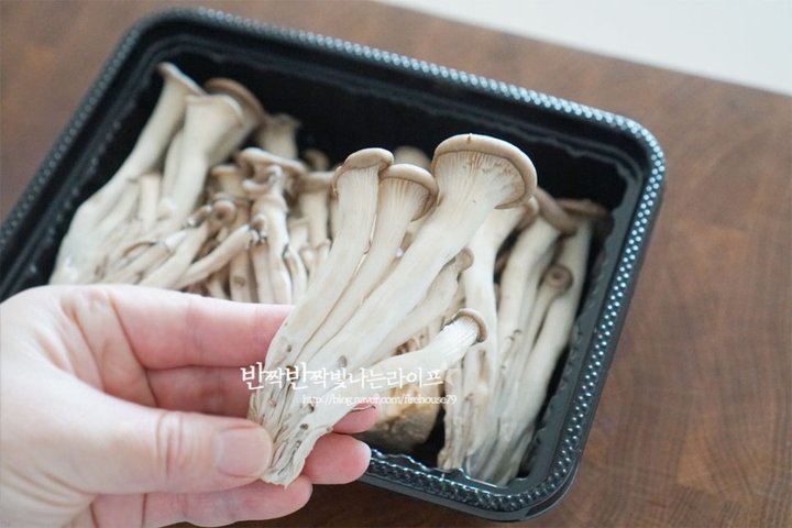 쫄깃한 식감의 느타리버섯볶음 레시피 2인분 20분 완성 평점 4.7점(31) 레시피 이미지 - 2